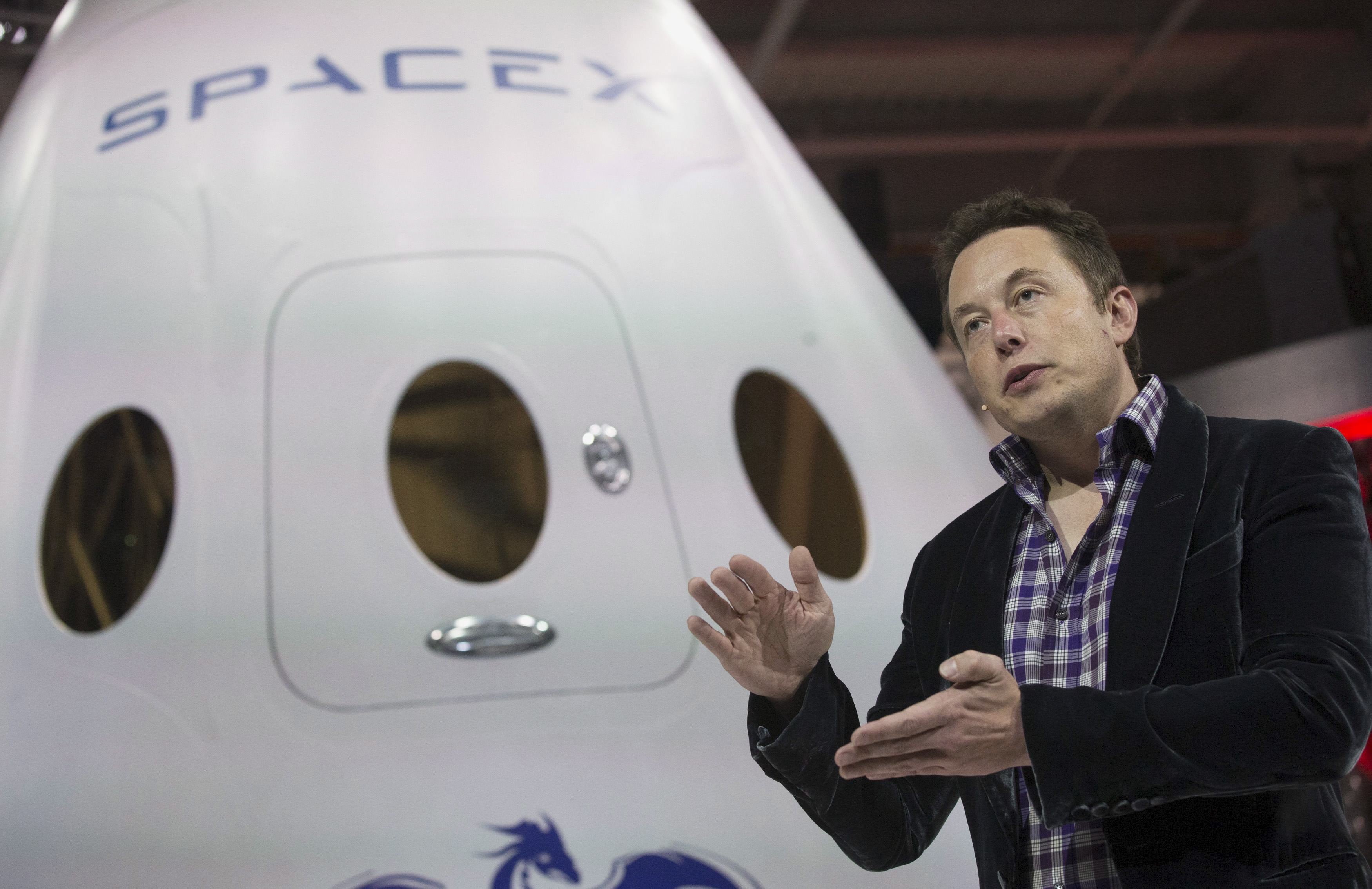 SpaceX CEO Elon Musk speaks after unveiling the Dragon V2 spacecraft in Hawthorne, California May 29, 2014. Space Exploration Technologies announced April 27, 2016, it will send uncrewed Dragon spacecraft to Mars as early as 2018, a first step in company founder Elon Musk's goal to fly people to another planet. REUTERS/Mario Anzuoni/File Photo      TPX IMAGES OF THE DAY      - RTX2BYNX         