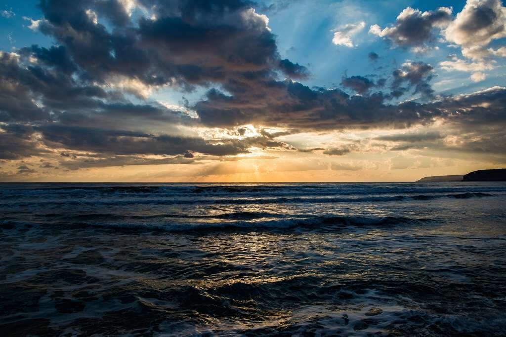 Vaporiser de l’eau de mer pour augmenter la densité des nuages et faire baisser les températures ? Une efficacité encore incertaine.