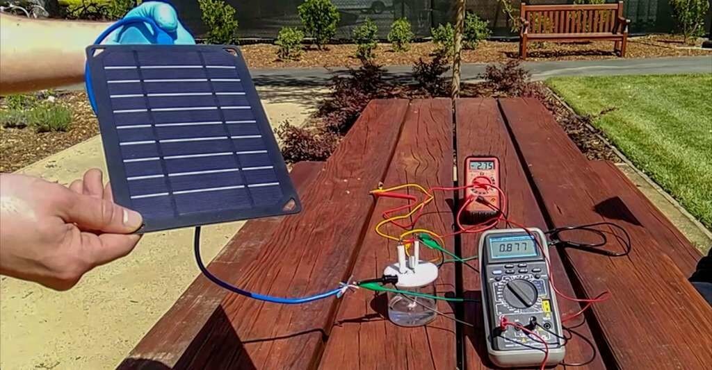 La combustion de l’hydrogène n’émet pas de dioxyde de carbone (CO2). Elle ne produit que de l’eau. Ainsi lorsque l’hydrogène est produit à partir d’une électricité renouvelable, comme sur le prototype mis au point par les chercheurs de Stanford (États-Unis), il est lui-même vert.