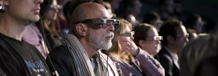 Des lunettes de sous-titrage intelligentes utilisées lors d'une représentation au National Theatre, Londres