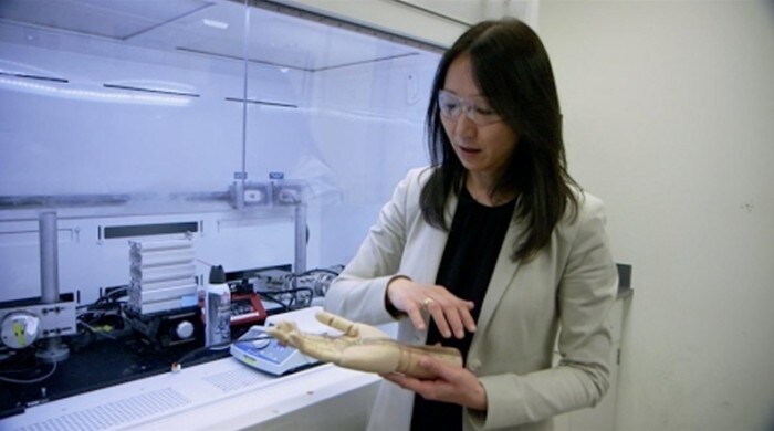 Zhenan Bao, la créatrice de la « peau électronique », dans son laboratoire de Stanford