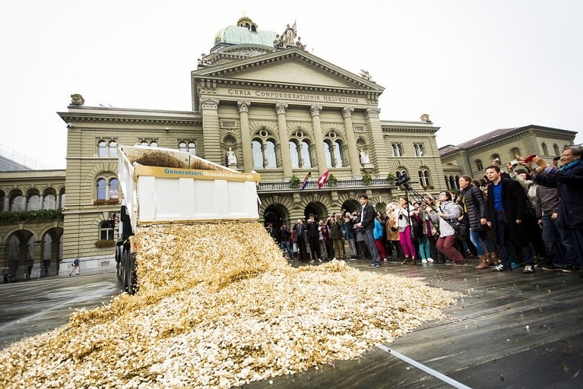8 millions de pièces de 5 centimes déversées en Suisse (soit une pièce par habitant) en 2013 par des militants du revenu de base universel.