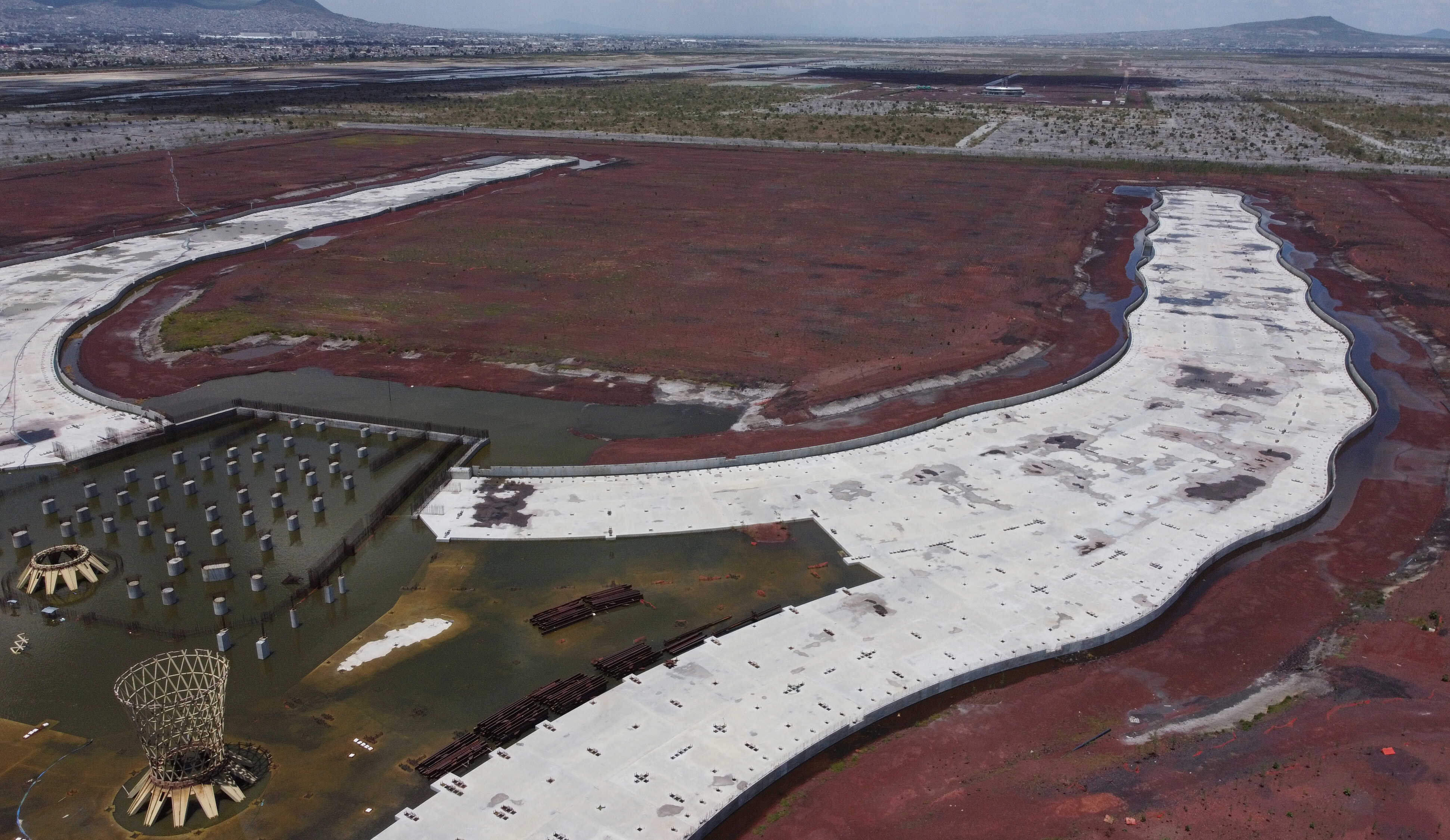 Partes de la estructura de la terminal aérea ahora inundada por las lluvias de verano, en Texcoco, en las afueras de la Ciudad de México. Foto tomada el 3 de septiembre de 2020.