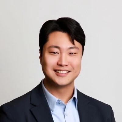Jae Lee의 실제 사진입니다.