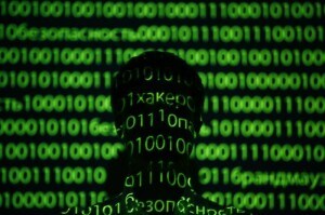 キリル文字を含むバイナリーコードが男性に投影された様子を示すイラスト写真