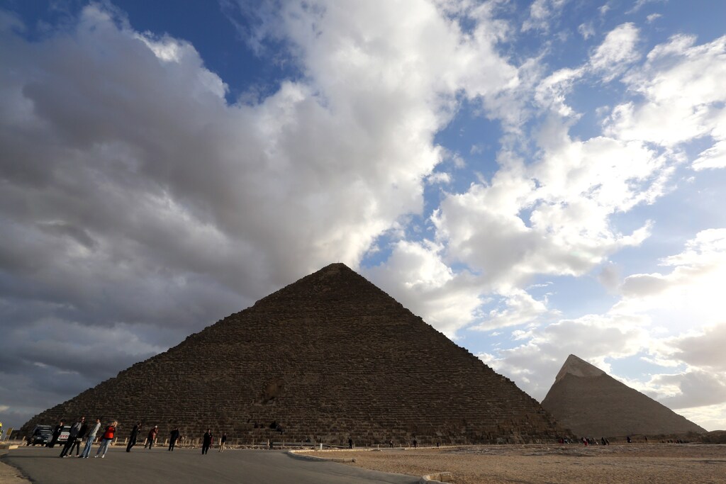 Tourists visit the Giza pyramids area, on the outskirts of Cairo, January 16, 2015. REUTERS/Mohamed Abd El Ghany (EGYPT - Tags: SOCIETY TRAVEL) - RTR4LQTG