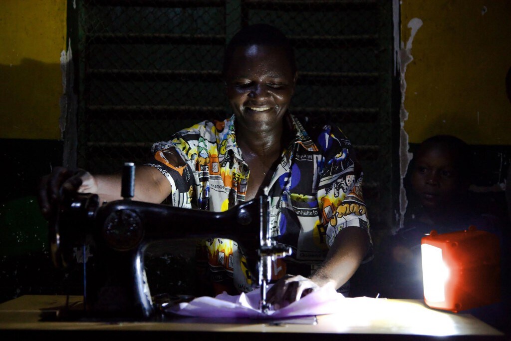 Power AfricaのBeyond the Gridイニシアチブの支援を受けたエネルギー革新は、タンザニアの農村家庭が日没後も生産的な時間を延ばせるようにしています。このタンザニア人男性は、d.lightのソーラーランタンのおかげで夜間に縫製ができ、本人と家族に追加の収入機会をもたらしています。Power Africaは、人々に家族や地域社会の暮らしを向上させるための手段を提供し、貧困の連鎖を断ち切っています。