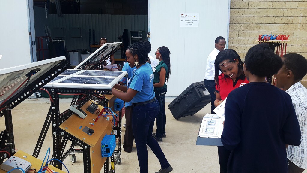 マニュアルを参照しながらの実地演習。ASU主導のVOCTECプログラムによる女性のみの研修。Strathmore University、ナイロビ、2015年4月。撮影者:Ambika Adhikari