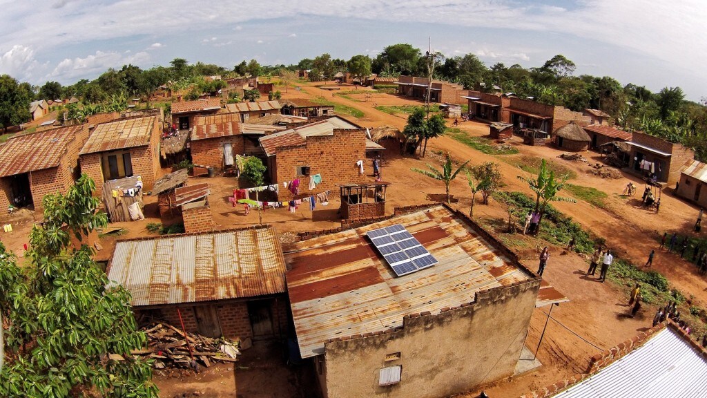 ウガンダの農村にあるこの500Wの太陽光発電システムは、住宅、公共放送システム、理髪店、ビデオホールに電力を供給し、事業主に新たな収入をもたらします。撮影者:Sameer Halai、SunFunder共同創業者。太陽光発電会社:SolarNow