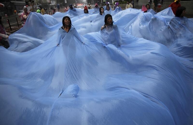 Indigenous children depict fish in the sea during a rally held the day before the start of the Paris Climate Change Conference (COP21), in Sao Paulo, Brazil, November 29, 2015. REUTERS/Nacho Doce - RTX1WEGG