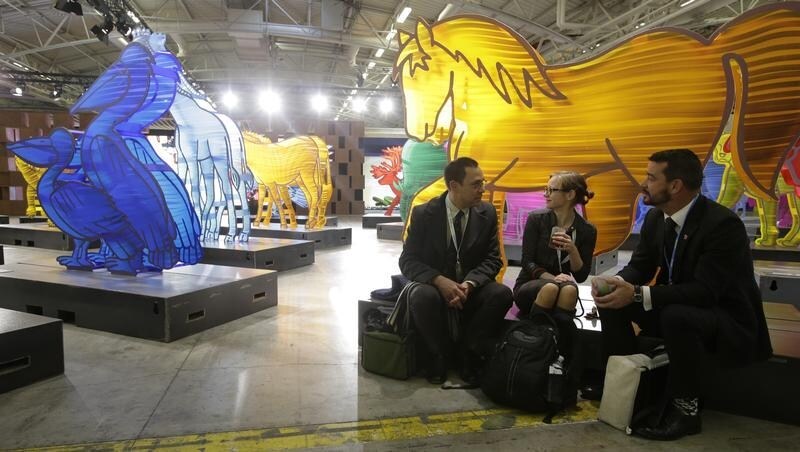 Delegates take a break during the opening day of the World Climate Change Conference 2015 (COP21) at Le Bourget, near Paris, France, November 30, 2015.      REUTERS/Jacky Naegelen - RTX1WFSZ