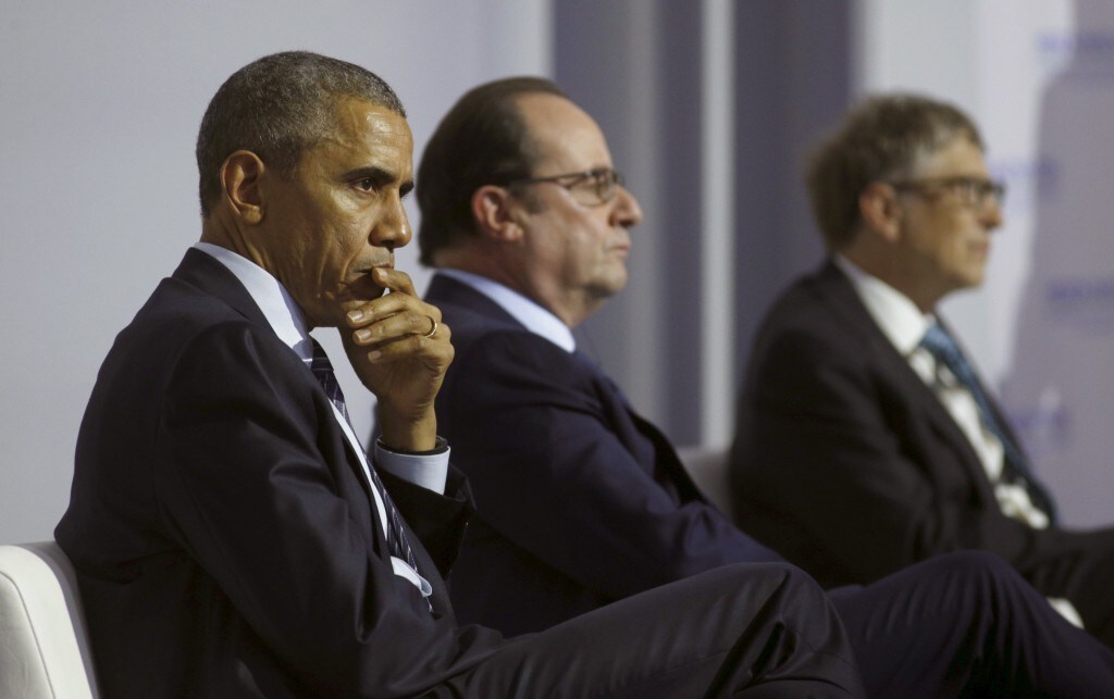 U.S. President Barack Obama, French President Francois Hollande (C) and Bill Gates (R) take part in the launch of Mission Innovation, a landmark commitment to dramatically accelerate public and private global clean energy innovation, during the World Climate Change Conference 2015 (COP21) in Paris, France, November 30, 2015. REUTERS/Kevin Lamarque  - RTX1WJLF