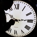 Shugrue ajusta las manecillas del reloj de péndulo Seth Thomas de Electric Time Company en Medfield