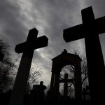 Cruces de piedra y lápidas se recortan contra el cielo en el cementerio Invaliden de Berlín