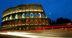 EL MUNDIALMENTE FAMOSO COLISEO SE ILUMINA PARA CELEBRAR LA ANULACIÓN DE 117 SENTENCIAS DE MUERTE.