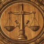 Se ven balanzas de la justicia dentro del Parlamento de Bretaña en Rennes