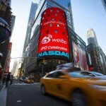 El logotipo de Weibo se ve en NASDAQ MarketSite, en Times Square, durante la celebración de su oferta pública inicial (OPI) en el mercado NASDAQ de Nueva York
